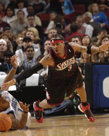 手球进球了！郭艾伦晒视频踢足球：丢人了！