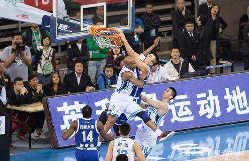 大谷翔平在 2024 年道奇队春训首秀中，单场贡献三安打展现火热状态